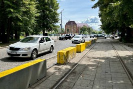 На трамвайных путях за башней Врангеля в Калининграде установили парковочные барьеры (фото)