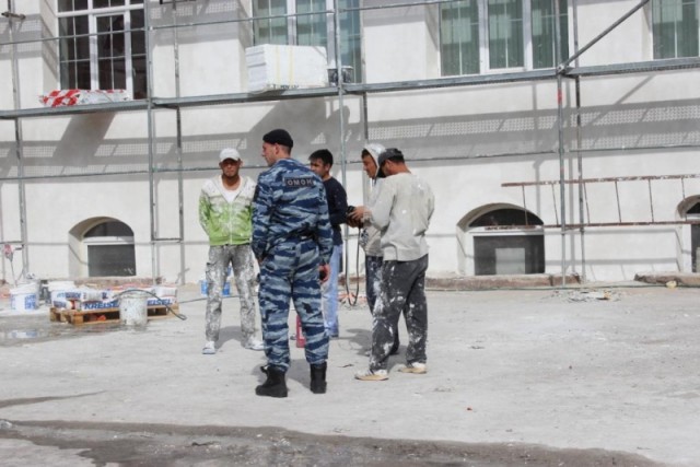 УВД: Восемь нелегалов из Узбекистана ремонтировали школу в Калининграде (фото)
