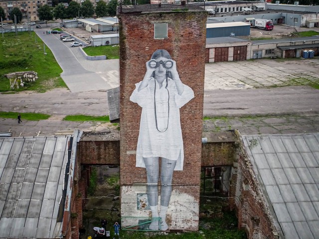 «Наблюдает за Литвой»: на набережной в Советске появился 19-метровый постер девушки с биноклем
