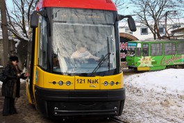 Трамвай PESA не может ходить по ул. 9 Апреля в Калининграде из-за ограждения