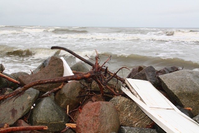 «Пляж исчез, но обещал вернуться»: последствия шторма на балтийском побережье (видео)
