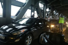 На двухъярусном мосту в Калининграде столкнулись два автомобиля: образовалась огромная пробка 