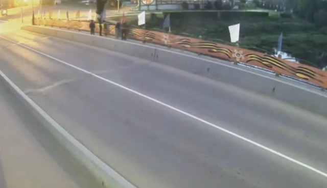 В Гусеве вандалы вырвали и повредили флаги на центральном мосту (видео)