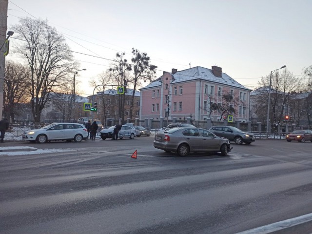 На перекрёстке Невского и Артиллерийской в Калининграде затруднено движение из-за ДТП