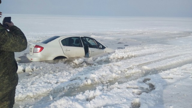 В Калининградском заливе под лёд провалилась машина