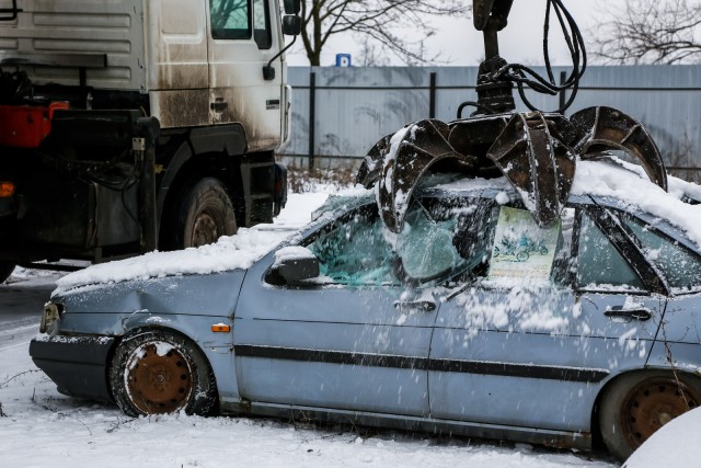Власти планируют убрать с улиц Калининграда брошенные машины с рекламой