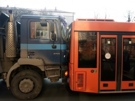 На улице Невского образовалась пробка из-за столкновения грузовика и пассажирского автобуса