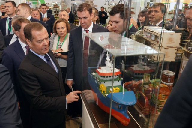 Алиханов попросил Медведева поддержать строительство малых судов для прибрежного лова в области