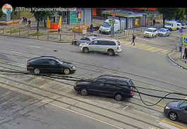 «Безопасный город» опубликовал видео ДТП на Ленинском проспекте в Калининграде (видео)