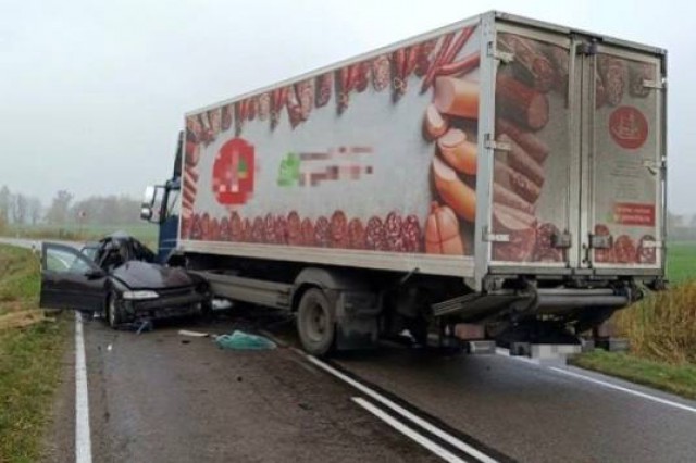 Под Правдинском «Опель» столкнулся с грузовиком: водитель легковушки погибла