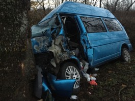 На трассе Калининград — Полесск микроавтобус врезался в дерево: водитель погиб (фото)
