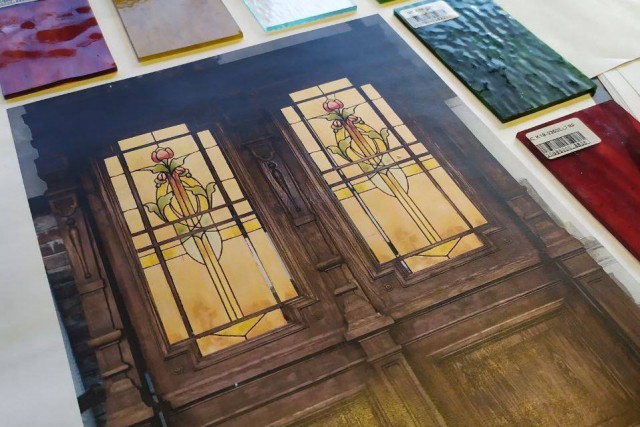 Для исторических дверей дома в Черняховске изготовят витражное остекление