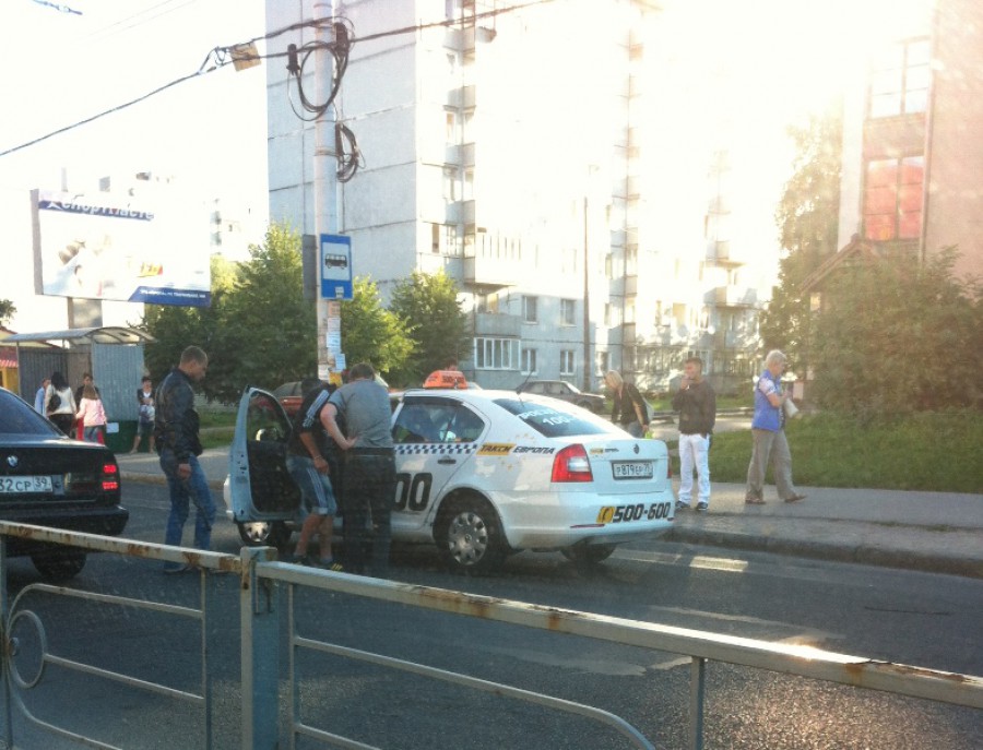 ДТП на ул. Горького в Калининграде закончилось дракой между таксистом и водителем «Пежо»