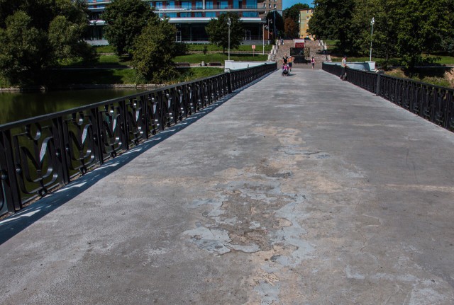 Силанов поручил восстановить потрескавшееся покрытие на белых мостах Нижнего озера