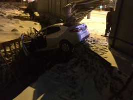 В Калининграде автомобиль пробил ограждение и вылетел на территорию раскопок у Дома Советов