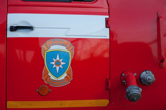 На Московском проспекте девять пожарных тушили мусорный контейнер в жилом доме