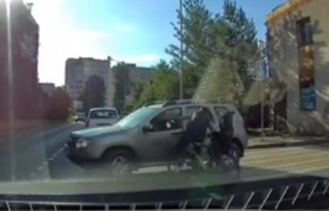 На улице Сибирякова в Калининграде велосипедист врезался во внедорожник (видео)
