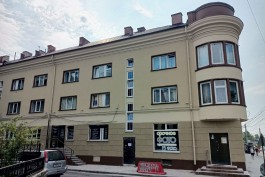 На Ленинском проспекте в Калининграде завершают ремонт старинного дома с эркерами и барельефами   (фото)