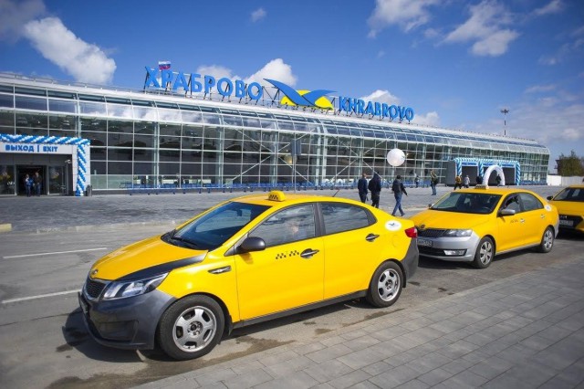 «Высаживают у шлагбаума»: общественники просят расширить доступ такси в аэропорт «Храброво»
