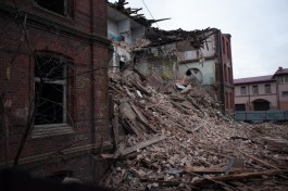 «Частично разрушено»: в Калининграде снесли стену здания бывшего оберлицея имени Гёте (фото)