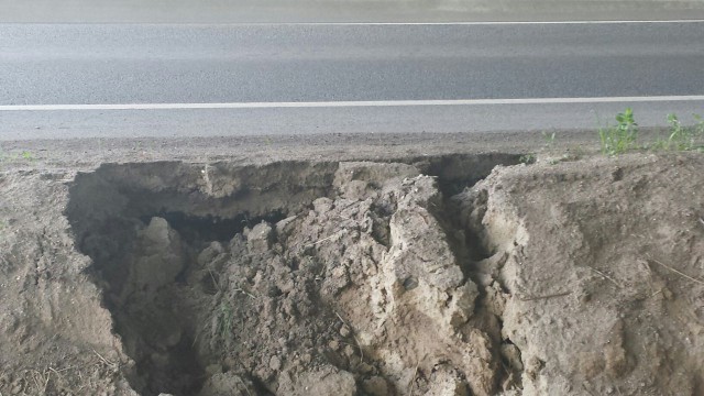 Под мостом на Приморском кольце провалился грунт (фото)