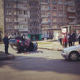 На улице Грига в Калининграде в результате ДТП перевернулось такси