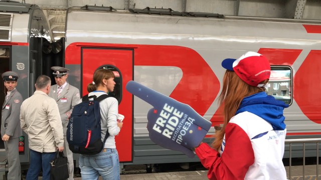 «Хороший чай и удобные полки»: в Калининград приехали бесплатные поезда с болельщиками (видео)