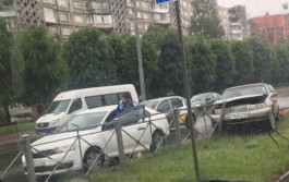 На Московском проспекте в Калининграде «Вольво» протаранил металлическое ограждение