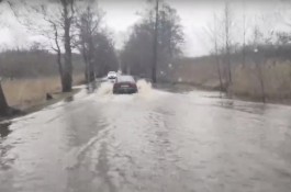 В Калининграде затопило дорогу в посёлок Прегольский