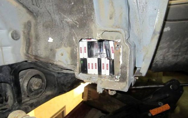 На границе на Куршской косе задержали «Мерседес» с 2,5 тысячами пачек контрабандных сигарет