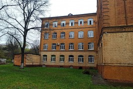 «Новый вход и исторический фасад»: в Калининграде начали ремонтировать здание школы №12 (фото)
