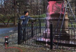 В Калининграде отмыли испорченный вандалами памятник Канту