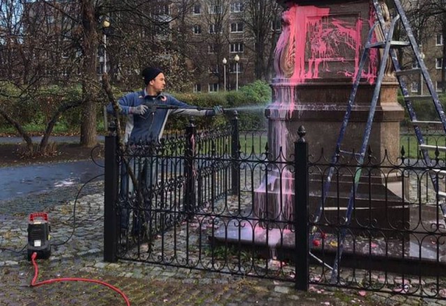 В Калининграде отмыли испорченный вандалами памятник Канту