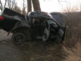 В Неманском районе «Митсубиси» врезался в дерево: погиб 25-летний водитель (фото)