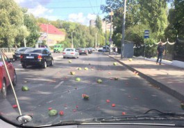 На улице Горной в Калининграде на проезжую часть высыпались арбузы