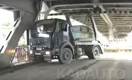 «Эпично вошёл»: на двухъярусном мосту в Калининграде мусоровоз зацепил ограничитель и врезался в опору