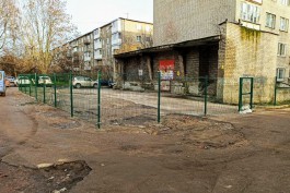 «Земля под офисы»: в центре Калининграда огородили часть двора рядом с детским садом (фото)