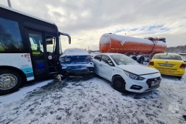 На Приморском кольце произошло массовое ДТП с участием автобуса: движение ограничено (дополнено) (фото)