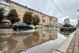 Из-за сильного дождя в Калининграде подтопило несколько улиц: приостановлено движение трамваев и троллейбусов