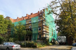 На улице Коммунальной в Калининграде начали ремонтировать исторический дом с горельефом  (фото)