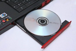 Программист продал двум калининградским предприятиям нелицензионные диски