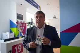 «Бейджик на груди»: мэр Калининграда получил паспорт болельщика для посещения матчей ЧМ-2018 (фото)