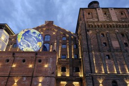 На здании «Понарта» в Калининграде установили инсталляцию в виде планеты Земля