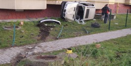 Ночью в Калининграде пьяный водитель BMW X5 протаранил «Фольксваген» и врезался в стену дома