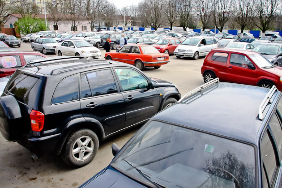 Городские депутаты в два раза увеличили минимальную площадь парковок для застройщиков