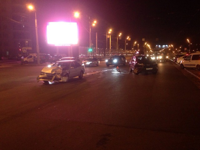На перекрёстке улиц Фрунзе и 9 Апреля столкнулись два автомобиля: образовалась пробка (видео)