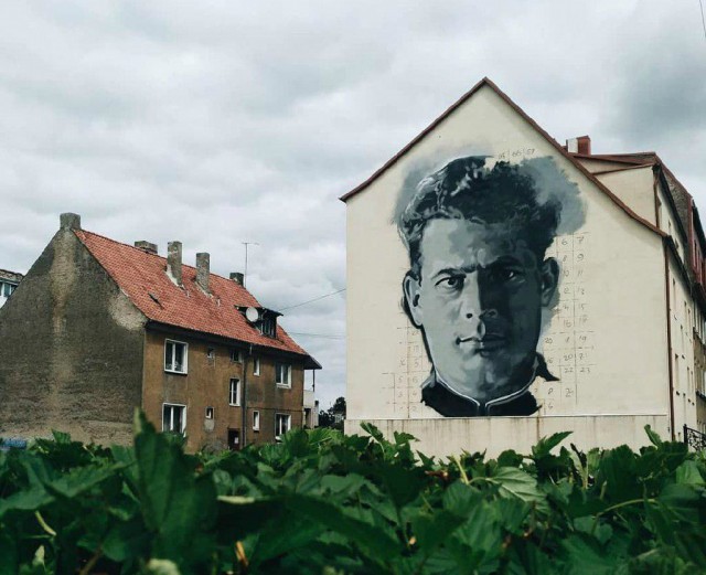 На въезде в Черняховск нарисовали на стене дома портрет генерала Черняховского