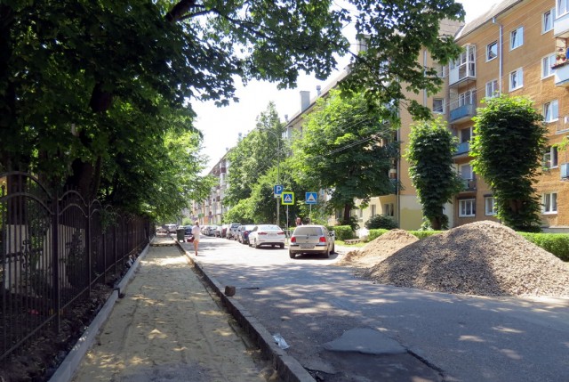 Из-за ремонта тротуара в Калининграде затруднено движение в районе зоопарка