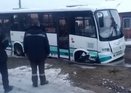 В Светлом пассажирский автобус провалился в яму на дороге (видео)