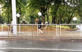 В центре Калининграда развесили воздушные шары, чтобы побудить жителей к чистоте